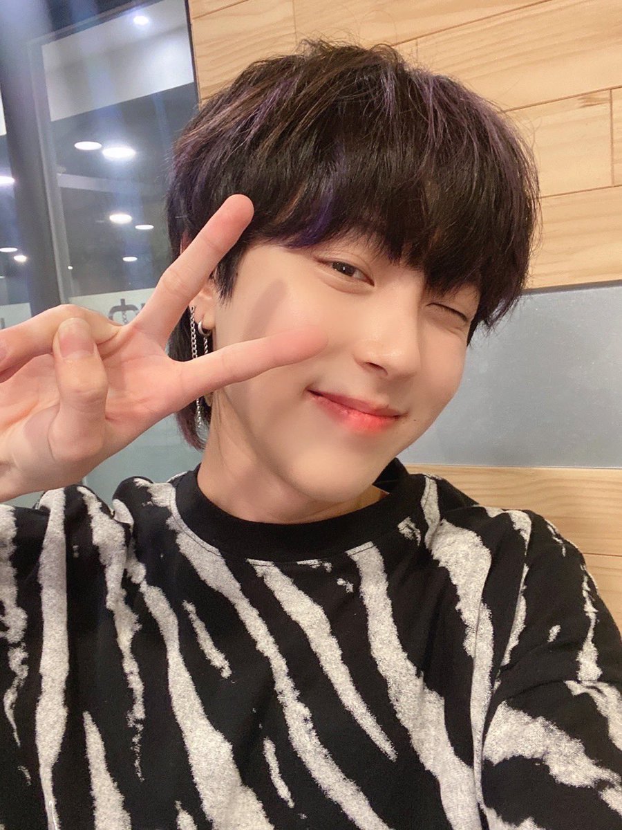official_ONEWE's tweet photo. [#키아]
김 묻었넹...👀💙 잘생...김?
위브들 내일 잘 부탁해😘😘 
꿀잠~~!! https://t.co/1giDEfK9yl