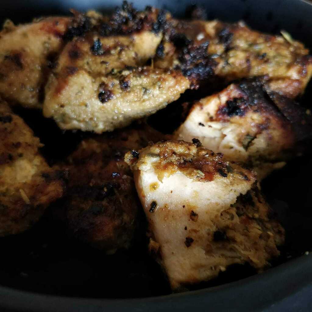 Wasn't really a fan of pre marinated meats till recently! Now I have to  fight the  temptation to pick them up. Rosemary chicken from @fipolaofficial is great as a snack or to roll inside a roti! I'm sure there are more creative ways to use them! 

And now Fipola has an app …