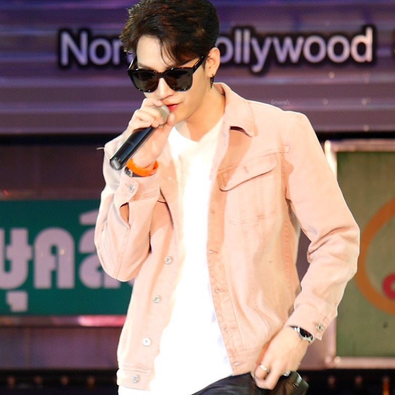 KIIMMONOFFICIAL's tweet photo. อยากเหล่ท่อ ต้องทำยังไงงง..?
#ขุณขิมมอญ 
#โมกิของคิมม่อน 

👇📸
https://t.co/SfR6qoNH9U https://t.co/TzUNJpVRsN