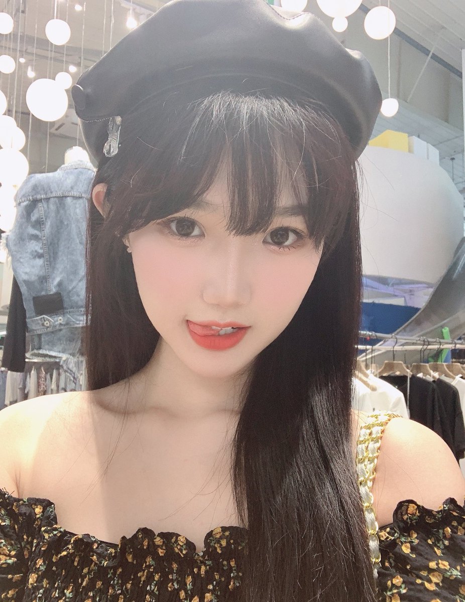 Guadalu23139321's tweet photo. 突 然 出 现.我 的 舌 头 可 爱 吗.女 神 母 狗 反 差 婊 htt...