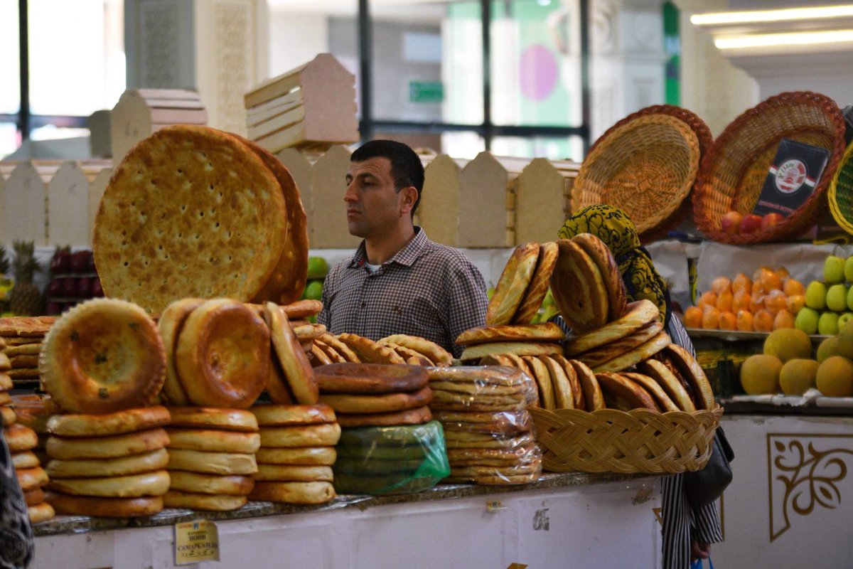 Хлеб в Таджикистане. Продовольствие на рынках Таджикистана. Продукты питания Таджикистана. Продавец хлеба.