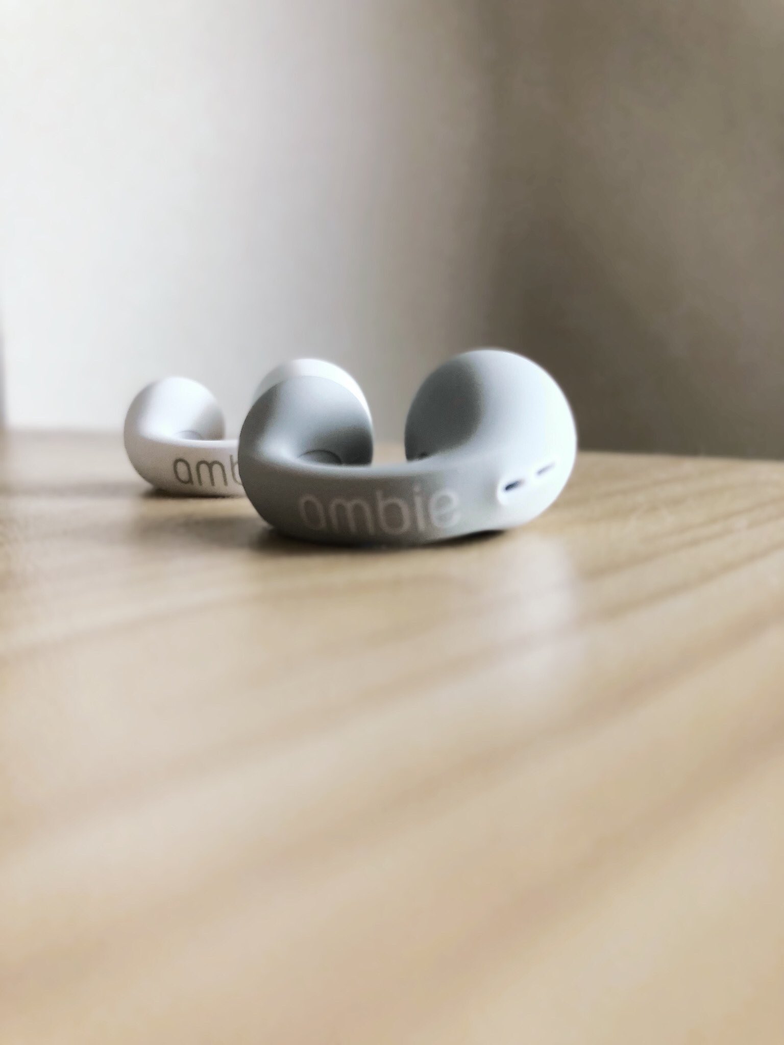 Ambie アンビー 耳をふさがないイヤホン 速報 限定カラーcloudgrayの予約殺到が見込まれるため開発チームが数量追加を頑張ってくれました 9月発送で1000台 1500台に変更 予約受付は7 1 木 正午スタートです T Co L65biu9dvy Ambie 耳を