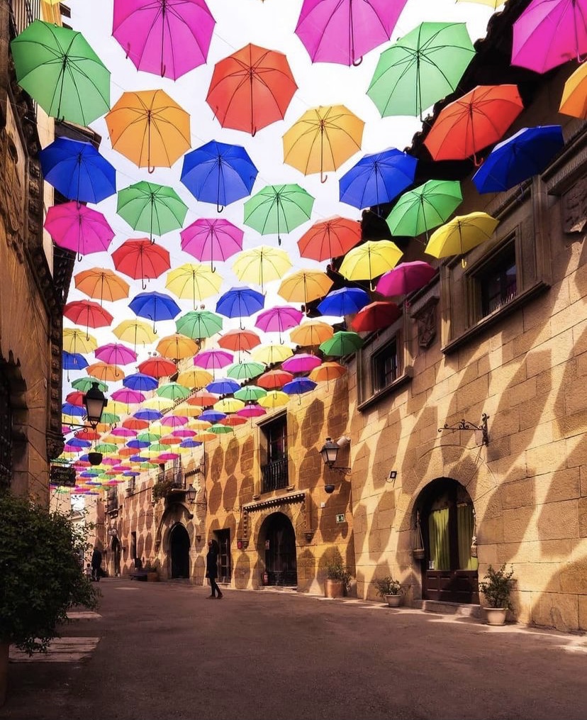 📍Poble Espanyol
--
Es un conjunto arquitectónico situado en Montjuïc de Barcelona. Se trata de un atractivo turístico de la ciudad con arte contemporáneo, arquitectura, artesanía y gastronomía en un mismo entorno.
--
#infocitybcn #barcelona #culture
--
 📸 <a href="/zoomfromthesky/">zoomfromthesky</a>