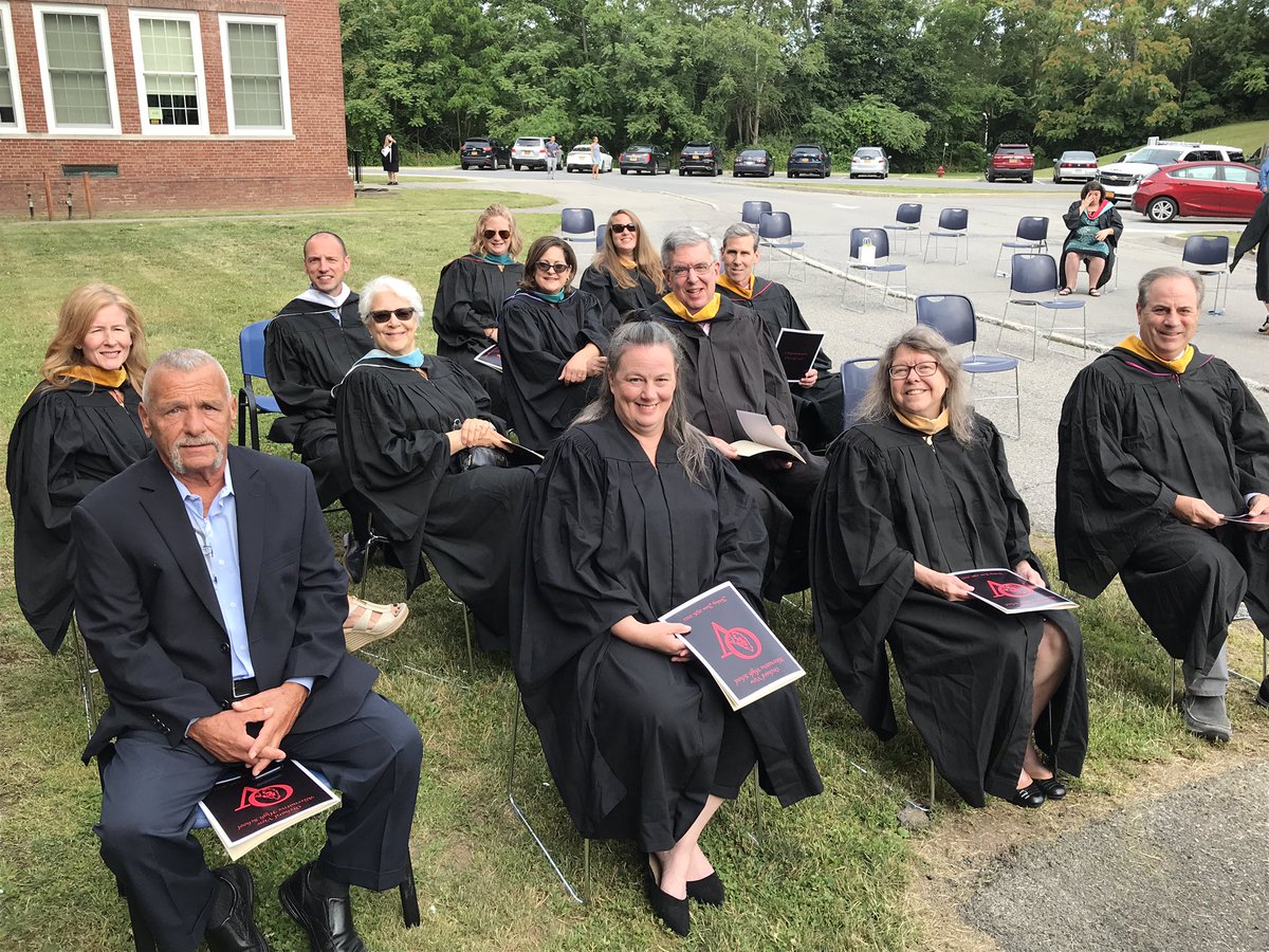 WCSDEmpowers's tweet image. The @OVAHSwolves commencement has begun! 🙌🏼👨‍🎓🎓👩‍🎓Congratulations students!