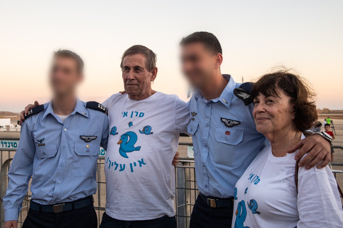 IAFsite's tweet photo. חיבוקים לסופ״ש! 
הרגעים המרגשים ביותר עם האנשים החשובים להם ביותר - קבלו את בוגרי קורס טיס 182 עם יקיריהם ברחבת המסדרים!💙
שבת שלום! https://t.co/zC9NVfq8j6
