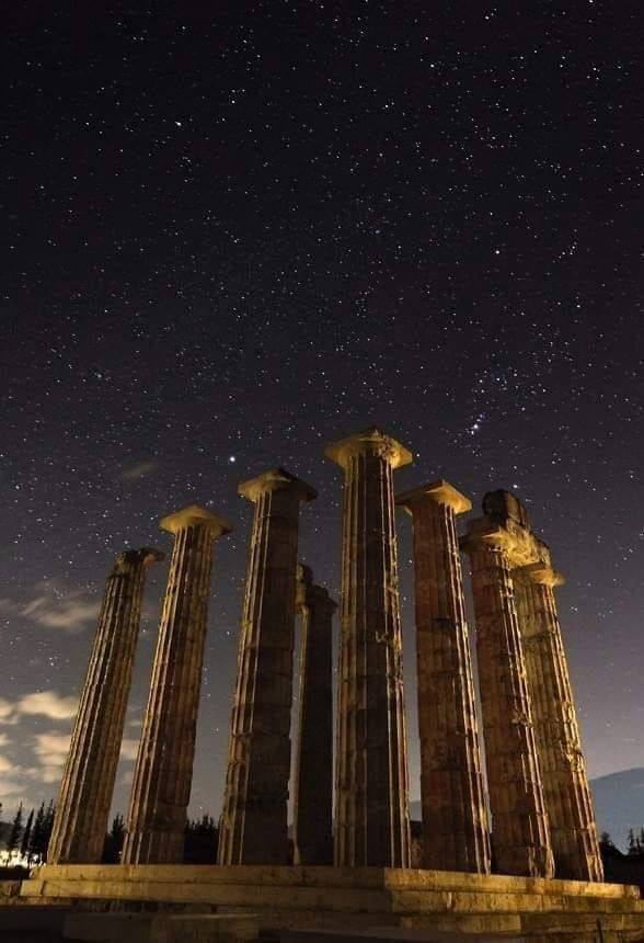 A stunning night time shot of the temple of Zeus at Nemea, Peloponnese, Greece, taken by astrophotographer, Loukas Hapsis. 🏛🌜