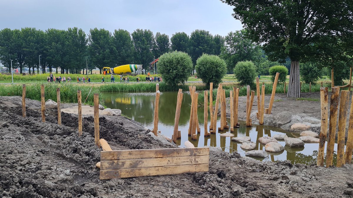 De aanleg van de uitdagende buitenruimte van het nieuwe kindcentrum in Avenhorn is in volle gang. Deze week zijn er meerdere houten speelaanleidingen geplaatst, divers grondwerk uitgevoerd en de eerste bestrating ligt erin. 
#natuurlijkspelen