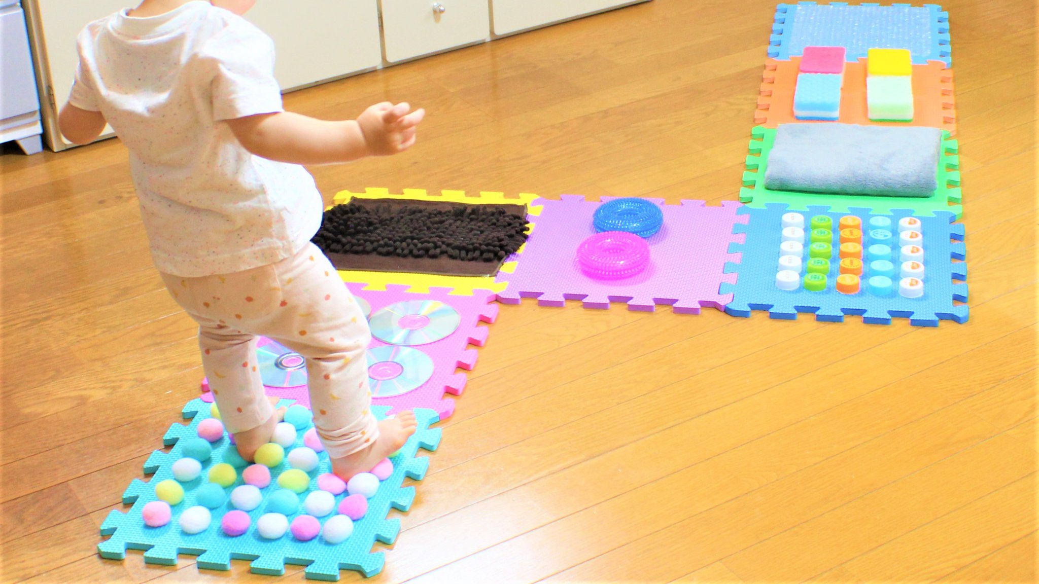 ゆきひめ 五感を刺激する感覚遊び センサリーマット を作りました 色んな触感を足裏で楽しめ 雨の日のおうち時間を楽しめるおもちゃです １歳の我が子は ふわふわタオルがお気に入りで ふみふみしてます 作り方こちらで紹介しています