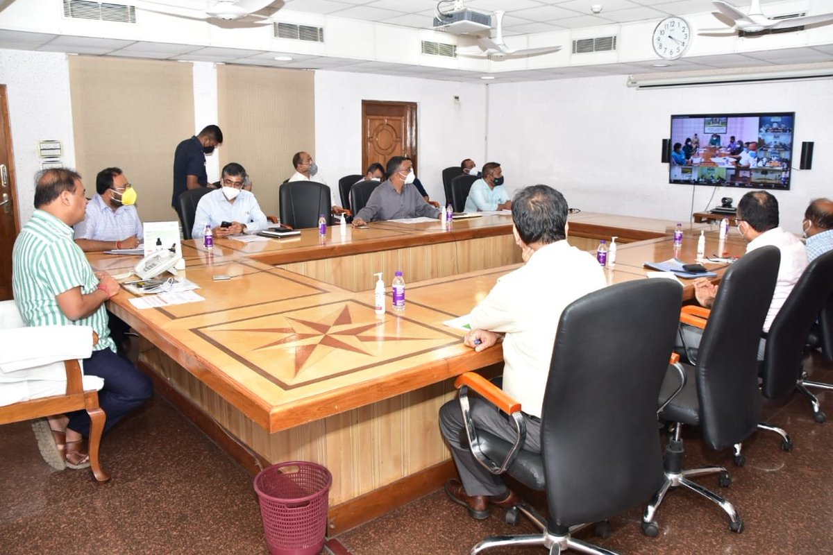 himantabiswa's tweet photo. #AssamCovidUpdate

With HM @keshab_mahanta and CS, I reviewed micro containment compliance &amp; vaccination progress with all DCs, SPs, health officials. Asked to speed up vaccination, ensure social distancing at inoculation sites, and faster coverage of all frontline workers. https://t.co/Ns6JqyMkS2