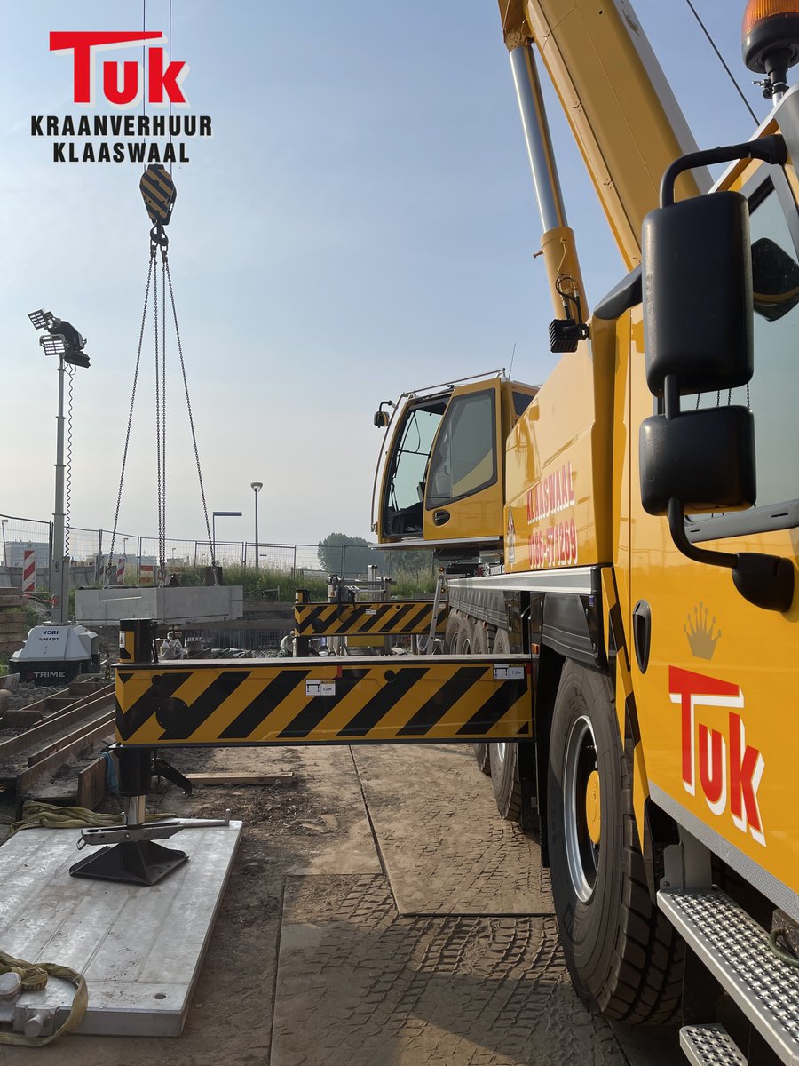 tukkraanverhuur's tweet photo. Onder een strak blauwe lucht mochten wij pas, met onze altijd glimmende Liebherr, op pad om pompblokken naar hun plek te hijsen.
Dat leverde deze mooie plaatjes op.

Fijn weekend allemaal!

#Tuk #TukKraanverhuur #TakelTuk #Liebherr #LTM1100 #altijdschoon #lekkerschoon #heelgewoon https://t.co/BD6TYPhjMD