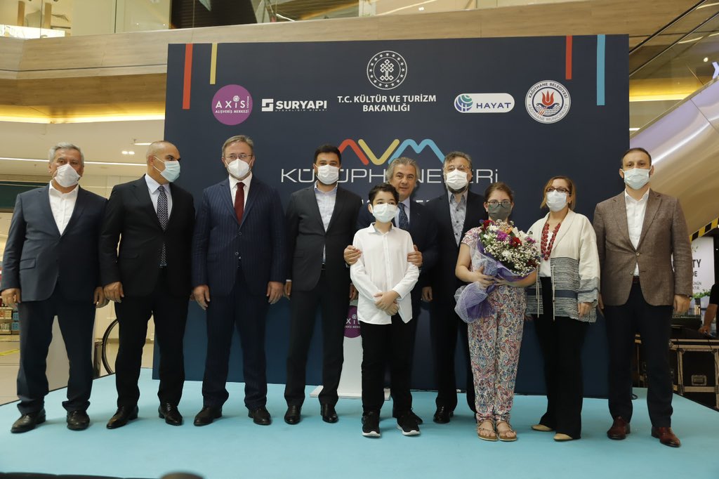 AhmetMisbah's tweet photo. Ülkemizin https://t.co/ZE0Bq5iLcB , İstanbul’un 3. AVM kütüphanesini AXİS AVM’de açtık.

Sosyal hayatın merkezinde geçlerimizi kitapla, kültürle, sanatla buluşturuyoruz. 

Ayrıca bu yıl 11 yeni Halk Kütüphanesi yapımına daha başladık.

Gençler kütüphaneler sizi bekliyor. 📚😍 https://t.co/n2IE1p6qEP