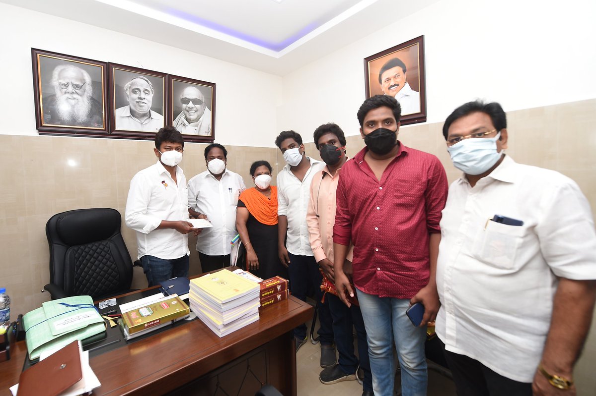 ADMMK_MADURAI's tweet photo. அதிமமுக பொதுச் செயலாளர் வழக்கறிஞர் #பசும்பொன்பாண்டியன் அவர்கள் கொரோனா நிவாரணமாக 10 லட்சம் ருபாய் ஐ தனது குடும்பத்தின் சார்பில் அண்ணன்  உதயநிதி ஸ்டாலின் MLA அவர்களிடம் வழங்கினார்.
@Udhaystalin @mkstalin 

#அண்ணா_திராவிட_மக்கள்_முன்னேற்ற_கழகம்
தகவல் தொழில்நுட்ப பிரிவு மதுரை. https://t.co/oNLRhHdkdm