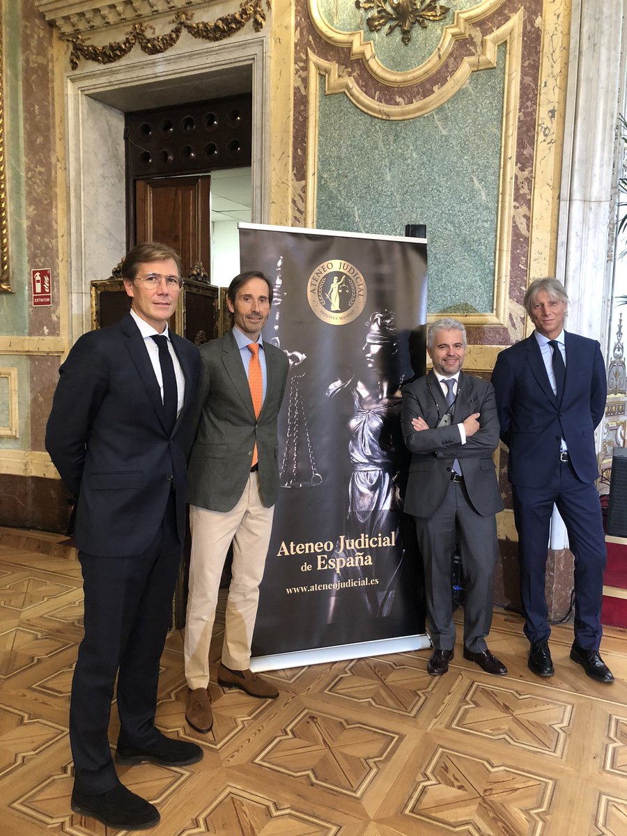 AteneoJudicial's tweet photo. Con los socios de #Verae , los letrados #AdolfoLopez, #LuisLlanes, #JavierJDeLaOrden y #DavidLopez , organizadores del #CongresoMercantil de #Madrid, en el histórico #RealCasino https://t.co/RFOiVfBtWT