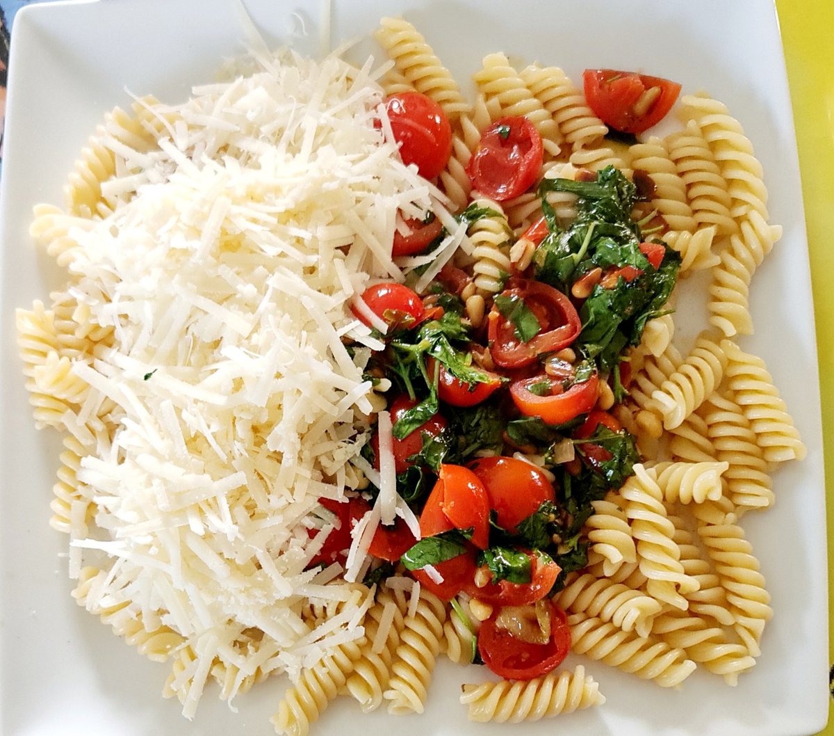 pellomeino's tweet photo. #Pasta #Pinienkerne #Knobi #Zwiebeln #Cocktailtomaten #Liebstöckel jede Menge #Basilikum #Salz #Pfeffer und #Parmesan
😋😋😋😋😋😋😋😋😋😋 https://t.co/dcD8uOaU37