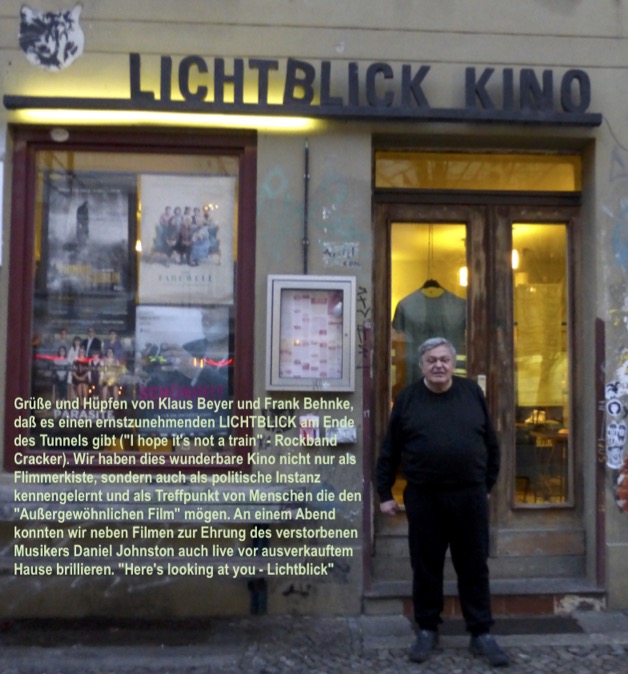 LichtblickK's tweet photo. #backtolichtblick - #KlausBeyer, die Kreuzberger Variante der Beatles, und sein multiaktiver Manager #FrankBehnke hüpfen vor Freude. Zu Recht. Passend: Ihre Version von #SpaceDucks, live im #LichtblickKino: 
https://t.co/amlsMhMGvq https://t.co/ctElMLF6uM