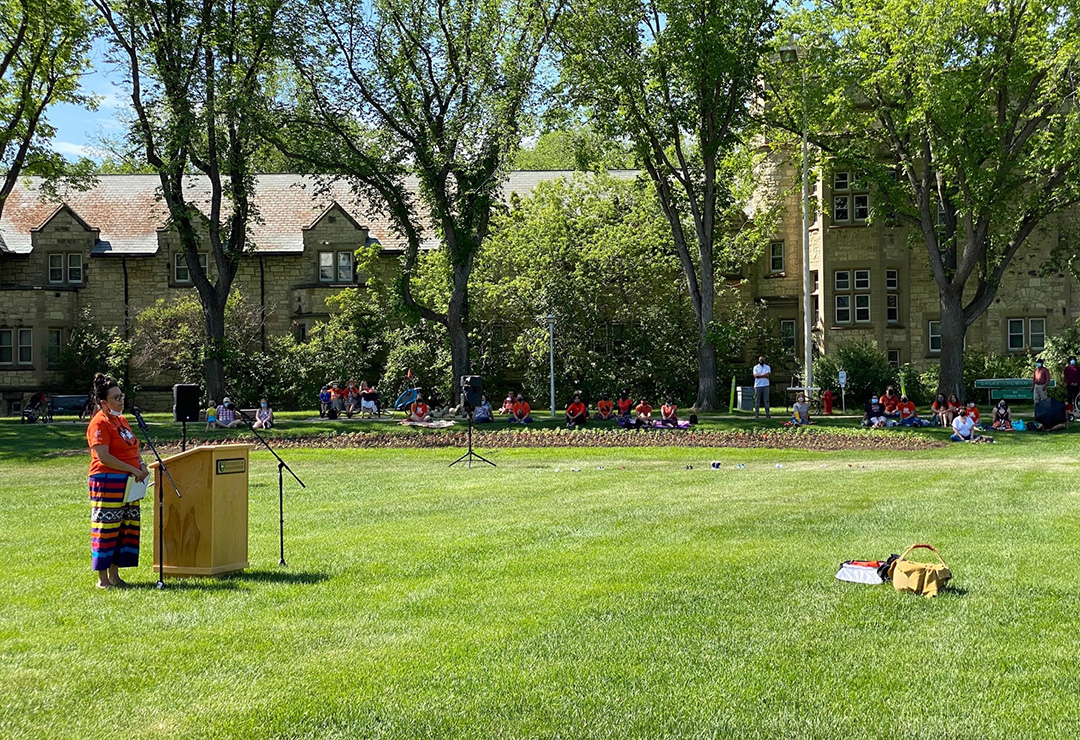 Today: The #USask community is gathering at the Campus Bowl for an Elder-led tobacco offering & prayers for those found in unmarked graves on the Cowessess First Nation. Access support services, Student Affairs & Outreach staff at 306-966-5757. bit.ly/3dhCgUq