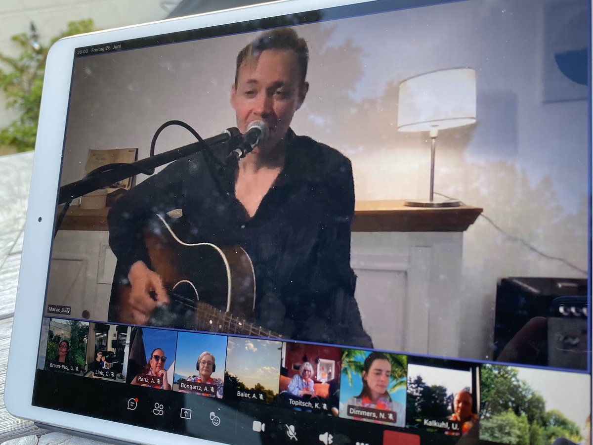 #Sommerfest - können wir auch #digital. Mit entspannter Live-Musik von Marvin #Scondo entlassen wir die Kolleginnen &amp; Kollegen in den Sommerabend.