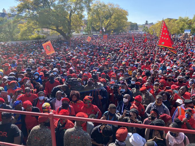 ThapeloSpeaks's tweet photo. Imagine screaming #EFFisDead entire year then boom ๐ฅ๐ฅ EFF pull this crowd. @goolammv @errolbsk @kabelodick must be having chest pains ๐คฃ๐คฃ๐คฃ https://t.co/qmtTuKA5lj