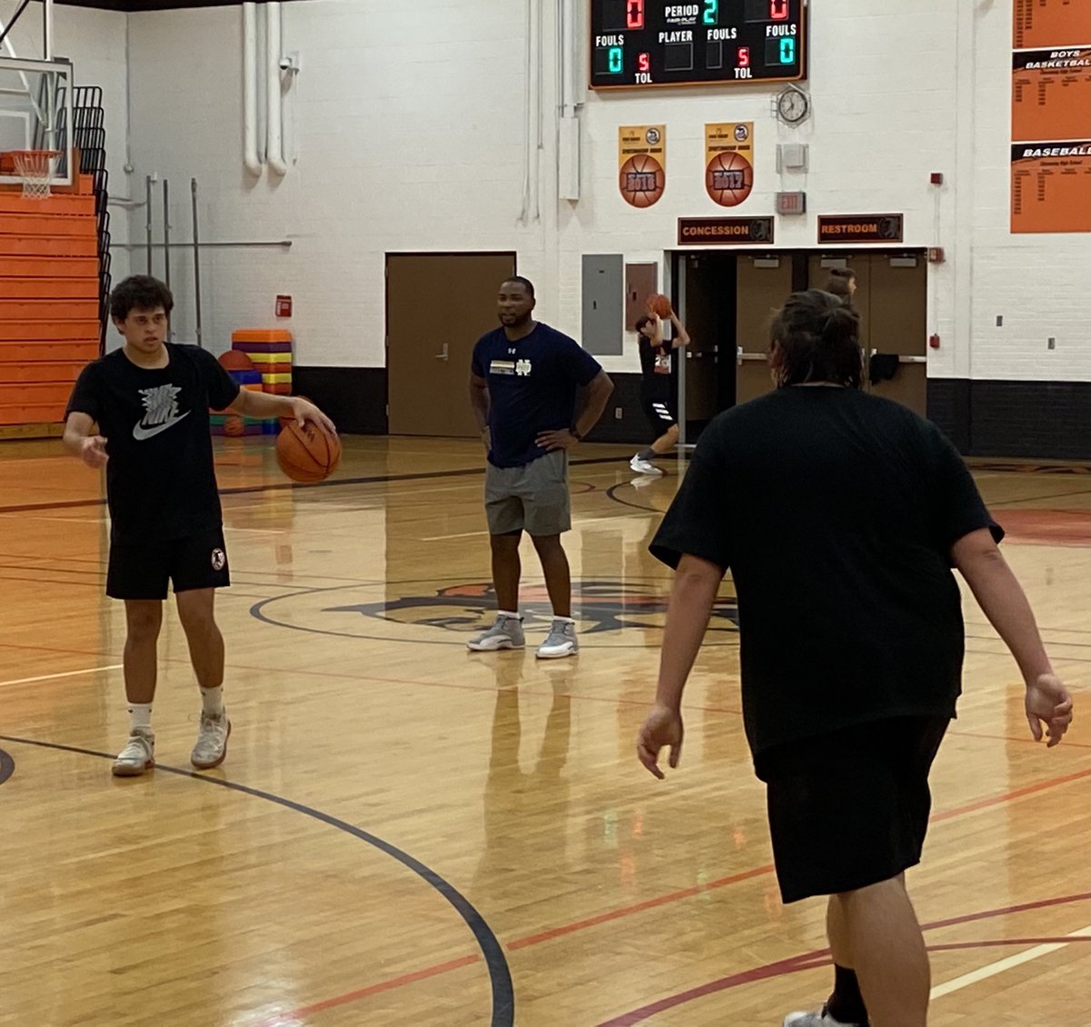 ChesaningHoops's tweet photo. Took advantage of a rainy Friday morning by getting better with x2 state champ, @NDmbb standout, and one of the best to come out of Michigan @ToryJ23 Great energy, teaching, and message! https://t.co/YGEz3VYfe6