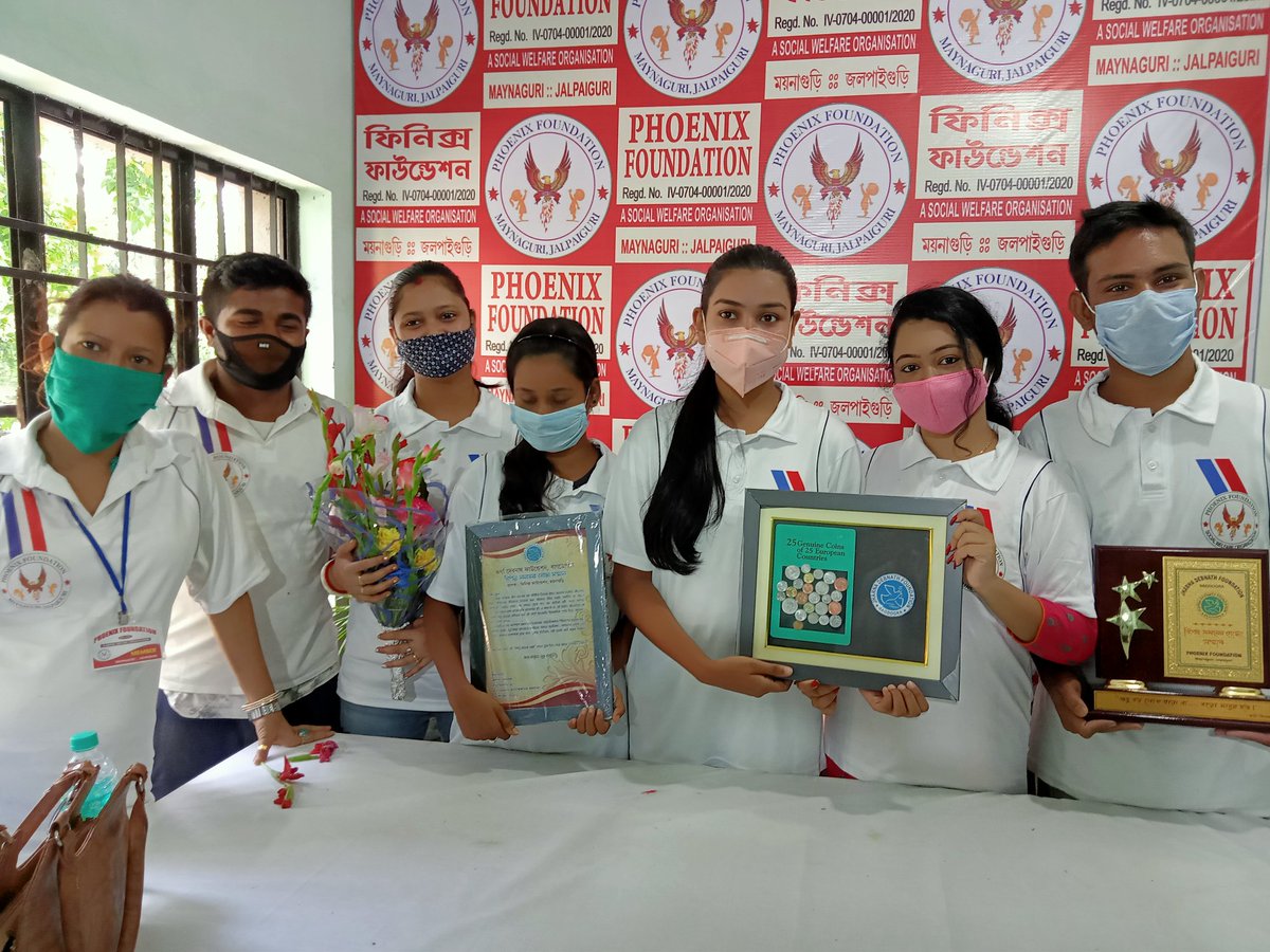 PhoenixFounda14's tweet photo. Social worker Kalyan Debnath Mahasaya and his family organization #Bagdograr # Jharna_Debnath_Foundation have given a reception to Phoenix Foundation with northern, bouquet of flowers, coins of 25 countries, mementos, mementos. https://t.co/X6vbMKze5y