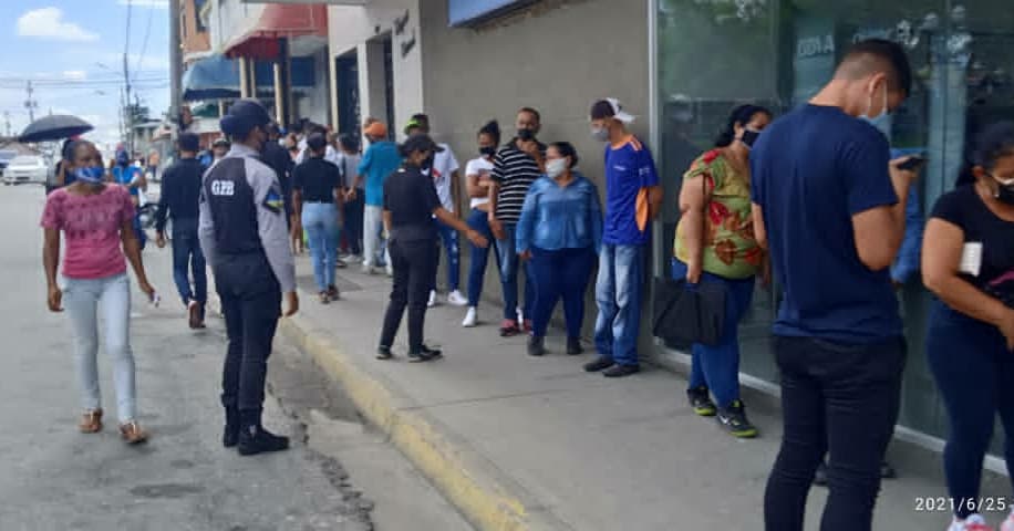 Alcaldia_B's tweet photo. #DeCaraboboHaciaAyacucho || Activo despliegue de seguridad y concientización de la ciudadanía de Bruzual, por funcionarios de la Guardia Patrimonial Bolivariana, cumpliendo con las directrices del Ejecutivo Nacional, a fin de disminuir los niveles de propagación del virus https://t.co/73TMuFnGr5