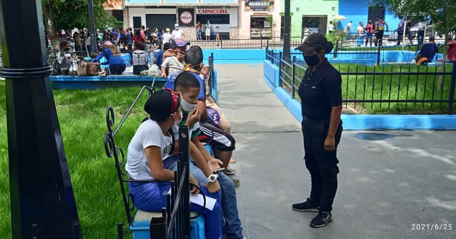 Alcaldia_B's tweet photo. #DeCaraboboHaciaAyacucho || Activo despliegue de seguridad y concientización de la ciudadanía de Bruzual, por funcionarios de la Guardia Patrimonial Bolivariana, cumpliendo con las directrices del Ejecutivo Nacional, a fin de disminuir los niveles de propagación del virus https://t.co/73TMuFnGr5