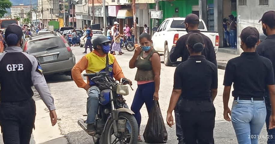 #DeCaraboboHaciaAyacucho || Activo despliegue de seguridad y concientización de la ciudadanía de Bruzual, por funcionarios de la Guardia Patrimonial Bolivariana, cumpliendo con las directrices del Ejecutivo Nacional, a fin de disminuir los niveles de propagación del virus