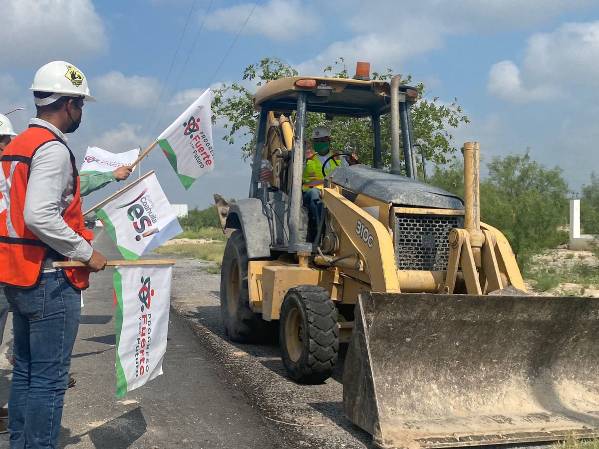 licoquintanilla's tweet photo. ¡Cumpliendo Compromisos! Dimos el arranque de la remodelación de la entrada de la #VilladeProgreso con la ampliación e iluminación de la carretera a cuatro carriles.
Esta gran obra viene a mejorar la infraestructura urbana y la seguridad, beneficiando a toda la población. https://t.co/8j91TmsqBf