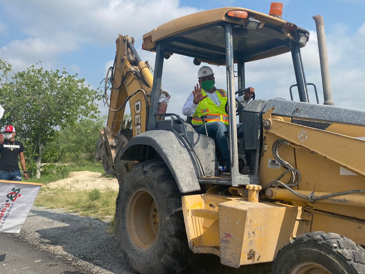 licoquintanilla's tweet photo. ¡Cumpliendo Compromisos! Dimos el arranque de la remodelación de la entrada de la #VilladeProgreso con la ampliación e iluminación de la carretera a cuatro carriles.
Esta gran obra viene a mejorar la infraestructura urbana y la seguridad, beneficiando a toda la población. https://t.co/8j91TmsqBf