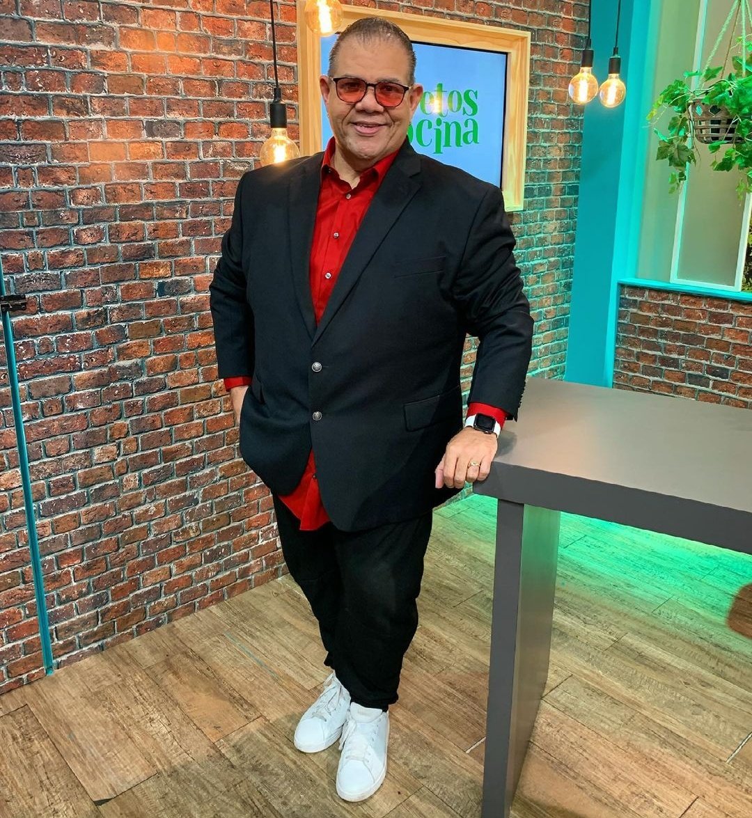 ¡Guapura pura 😍! <a href="/rolocomando/">Rolo De Leon</a> se vestió de lujo para celebrar nuestro aniversario
#Repost 
Feliz de formar parte del programa que Panamá 🇵🇦 mira cada mañana ! Mil gracias por permitirnos ser la mejor compañía del día por estos 14 años!