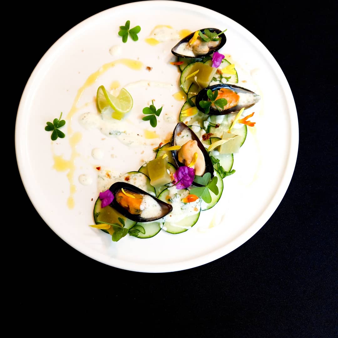 chef_edgardo's tweet photo. Seguimos creando.🤗😋
#Degustación de #EnsaladaFresca de #Pepinos , #Ulte , #ChoritosalVapor y suave salsa de #YogurtNatural de la localidad de #PandeAzúcar
#ProductosRegioanales #RegiónDeCoquimbo .
#ChefEdgardoAguilera #CheRegional #ChefPotenciador #LaSerena #Chile https://t.co/7HMfLzy5VV