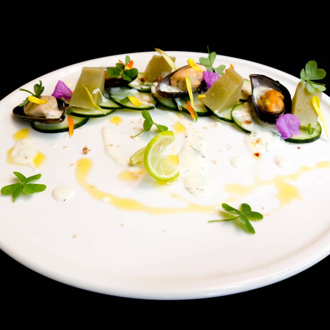 chef_edgardo's tweet photo. Seguimos creando.🤗😋
#Degustación de #EnsaladaFresca de #Pepinos , #Ulte , #ChoritosalVapor y suave salsa de #YogurtNatural de la localidad de #PandeAzúcar
#ProductosRegioanales #RegiónDeCoquimbo .
#ChefEdgardoAguilera #CheRegional #ChefPotenciador #LaSerena #Chile https://t.co/7HMfLzy5VV