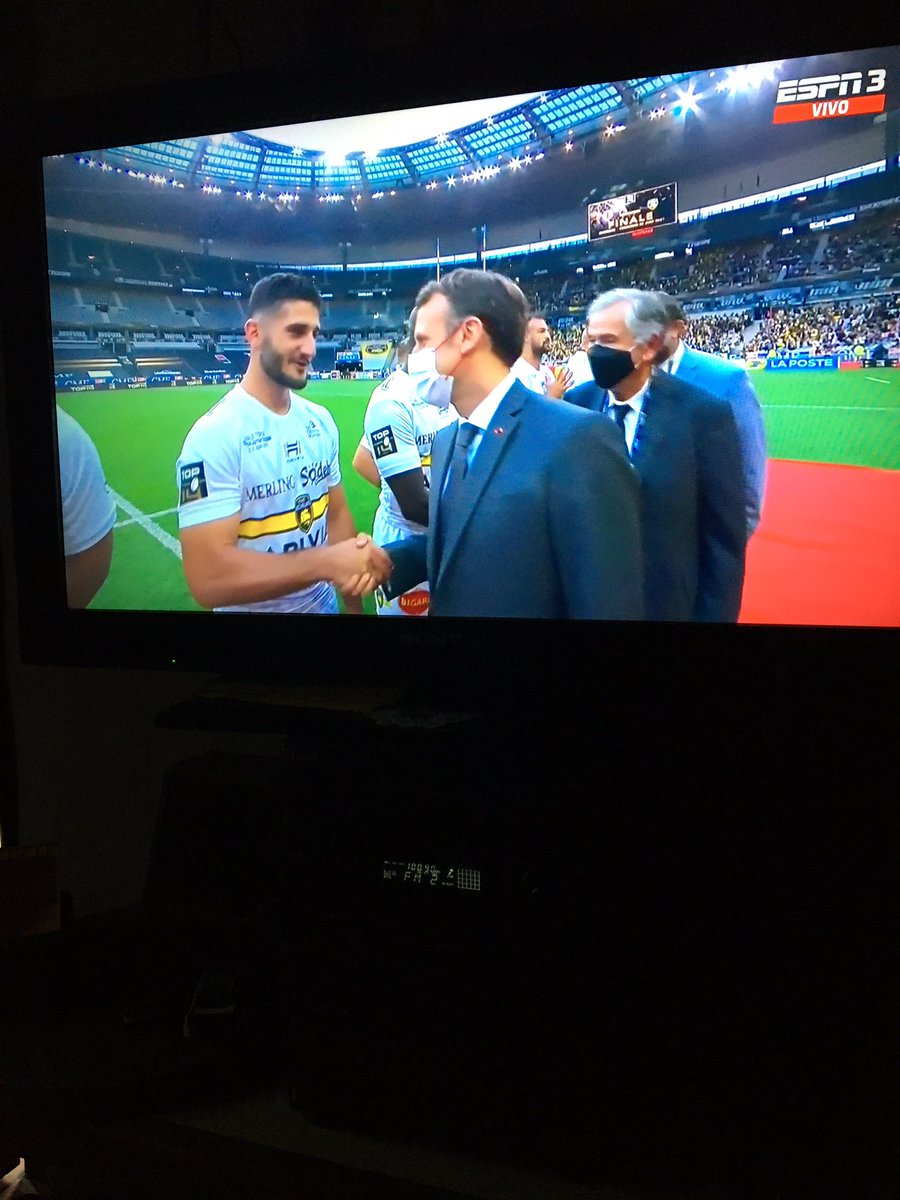 dpunkta's tweet photo. Ya me imagino a #Marito el bro, tipo Macron saludando en la final de top14 #Rugby #finaltop14 https://t.co/p4HbjPPEHn
