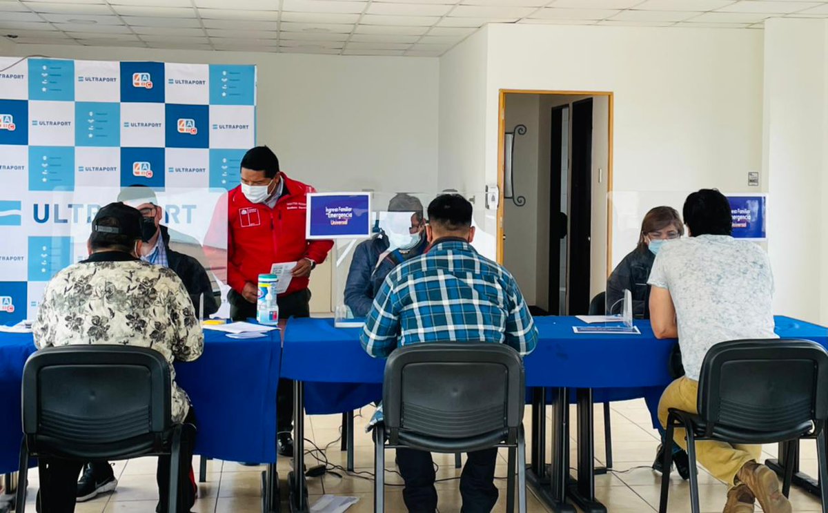 MDSArica's tweet image. #GobiernoEnTerreno #MDSFenTerreno @MinDesarrollo  ayudando a solicitar #IFEUniversal y el Registro Social de Hogares. Directores de @SenamaArica @NeilCastillo18 y @CONADI_Gob @Emilianolyc78 coordinaron trabajo.
✅ Puedes solicitarlo hasta el 30 de junio en ingresodeemergencia.cl