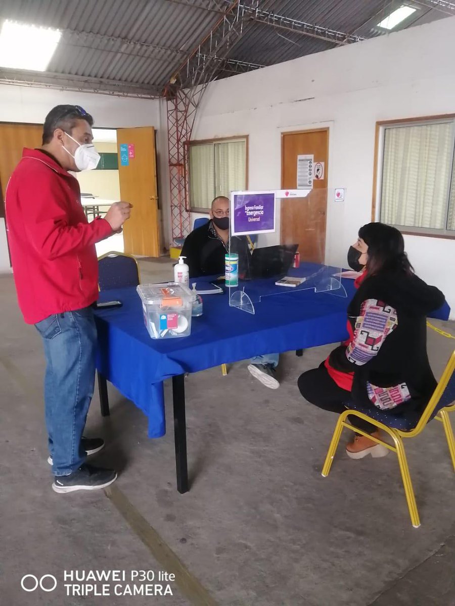 MDSArica's tweet image. #GobiernoEnTerreno #MDSFenTerreno @MinDesarrollo  ayudando a solicitar #IFEUniversal y el Registro Social de Hogares. Directores de @SenamaArica @NeilCastillo18 y @CONADI_Gob @Emilianolyc78 coordinaron trabajo.
✅ Puedes solicitarlo hasta el 30 de junio en ingresodeemergencia.cl