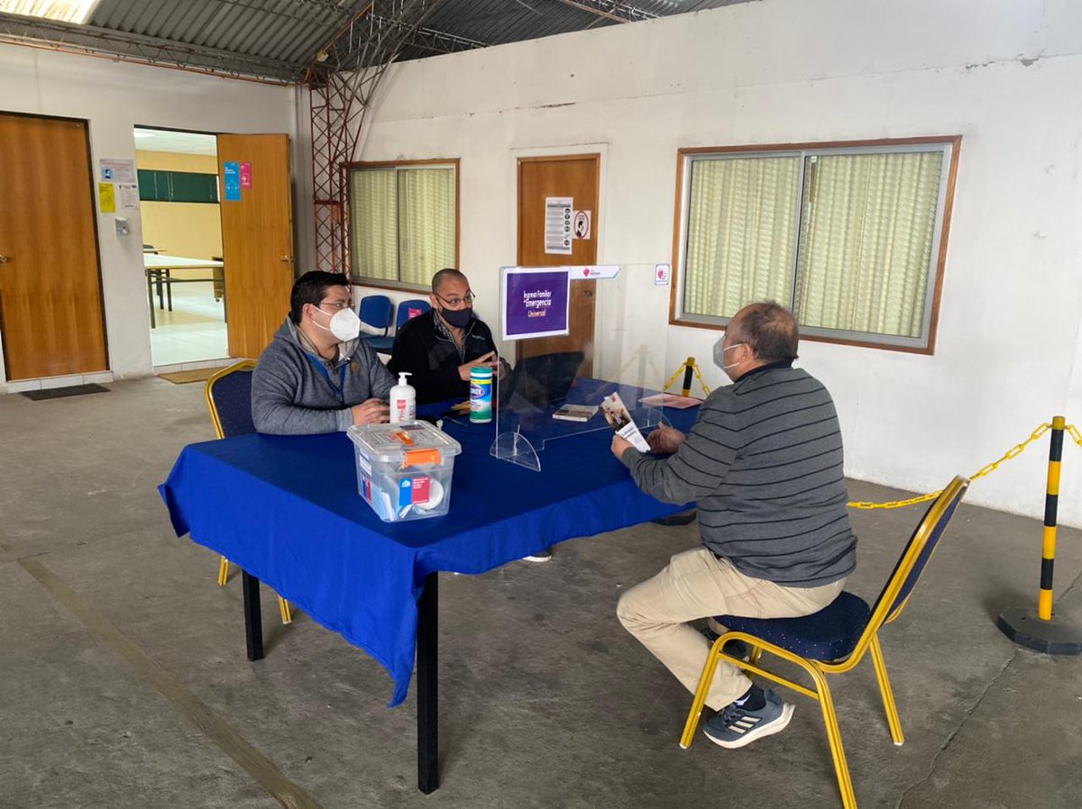MDSArica's tweet image. #GobiernoEnTerreno #MDSFenTerreno @MinDesarrollo  ayudando a solicitar #IFEUniversal y el Registro Social de Hogares. Directores de @SenamaArica @NeilCastillo18 y @CONADI_Gob @Emilianolyc78 coordinaron trabajo.
✅ Puedes solicitarlo hasta el 30 de junio en ingresodeemergencia.cl
