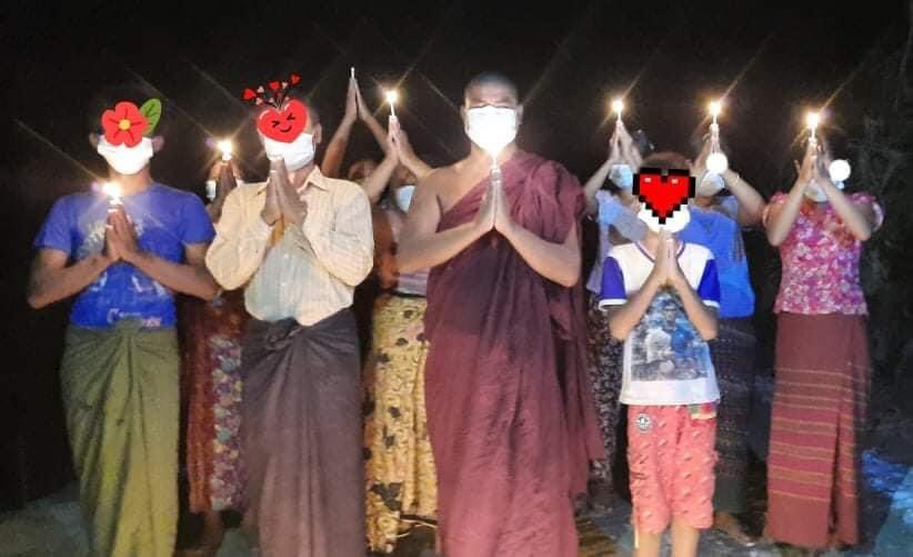 wintssnaing's tweet photo. Protesters from Mandalay’s Pyigyitakun night strike led by a monk, prayed for the emergence of a federal union and immediate release of all detainees and for the martyrs during spring revolution tonight. #WhatsHappeningInMyanmar #June25Coup https://t.co/LLWesdT4ZP