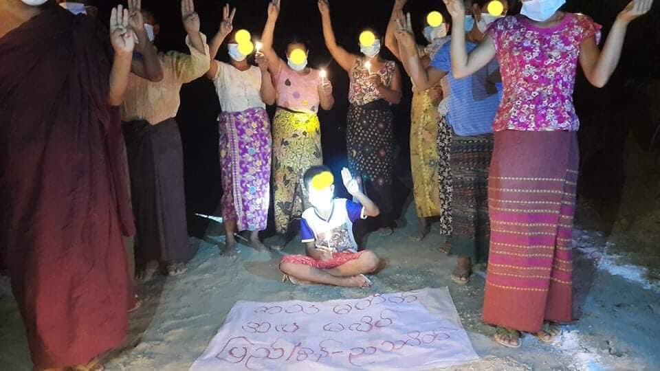 wintssnaing's tweet photo. Protesters from Mandalay’s Pyigyitakun night strike led by a monk, prayed for the emergence of a federal union and immediate release of all detainees and for the martyrs during spring revolution tonight. #WhatsHappeningInMyanmar #June25Coup https://t.co/LLWesdT4ZP