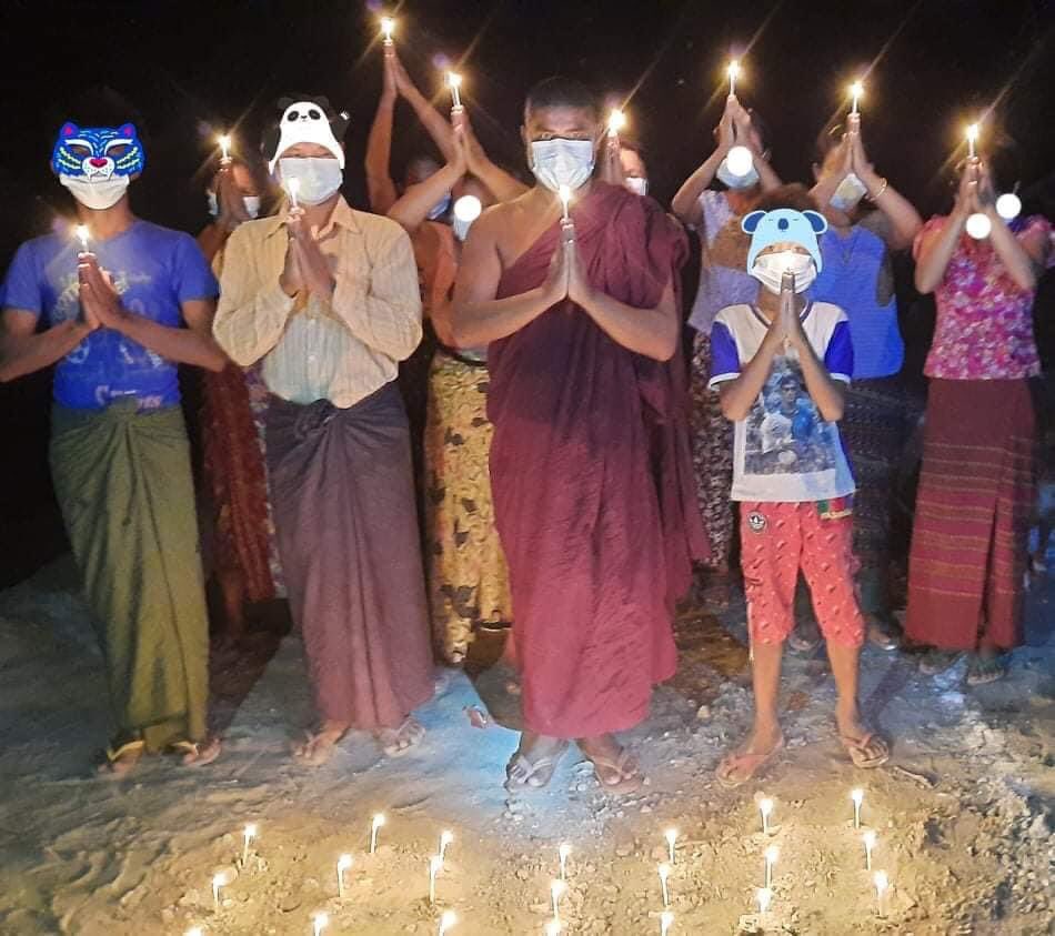 wintssnaing's tweet photo. Protesters from Mandalay’s Pyigyitakun night strike led by a monk, prayed for the emergence of a federal union and immediate release of all detainees and for the martyrs during spring revolution tonight. #WhatsHappeningInMyanmar #June25Coup https://t.co/LLWesdT4ZP