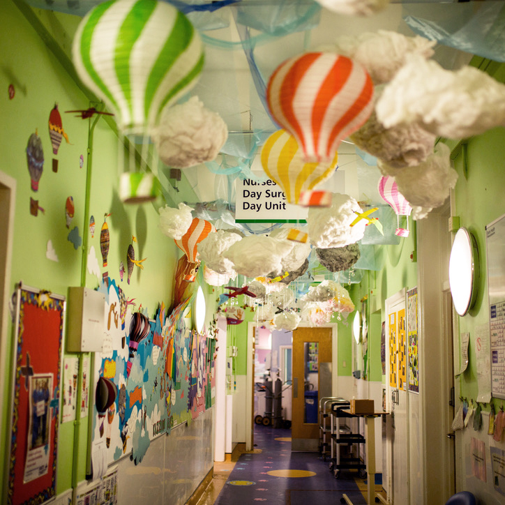 'The display made me feel happy and warm' 8 yr old Conor talking about our installation 'Up Up and Away!' @WhippsCrossHosp Acorn Ward. We brought the natural world indoors to support wellbeing and reduce anxiety for Children and Young People on the ward ⛅️🎈