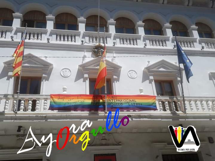 Día para la historia.

La bandera LGTBI+ luce en el balcón del Ayto. de Ayora.
