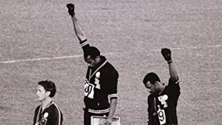 Italia 2021:
La nazionale di calcio non si inginocchierà in campo, dunque non manifesterà la propria solidarietà al movimento antirazzista #BlackLivesMetter.

Messico 1968: