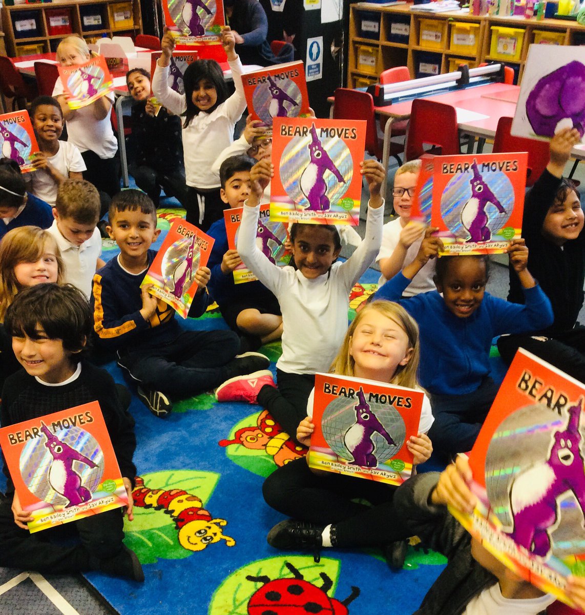 ThurnbyMead's tweet photo. Chestnut Class were so excited and inspired today after their live Zoom session with award winning illustrator @splitwigs 🖍 🐻They were so lucky to attend the masterclass too and were fascinated to watch Sav drawing. Thank you @LeicesterWiT @SDSALeicester 😊#bearmoves #iambear https://t.co/fUycbrKojS