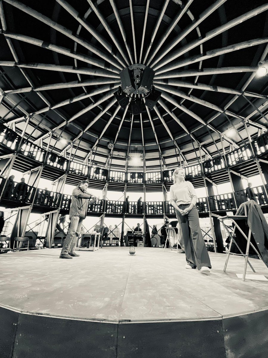 sofiejoan's tweet image. DIT IS HET in #decarrousel // woorden van @LauravanDolron onder een lakentje viool van #BuniLenski en dat samen met #LotteHeijtenis en mezelve // HEERLIJK