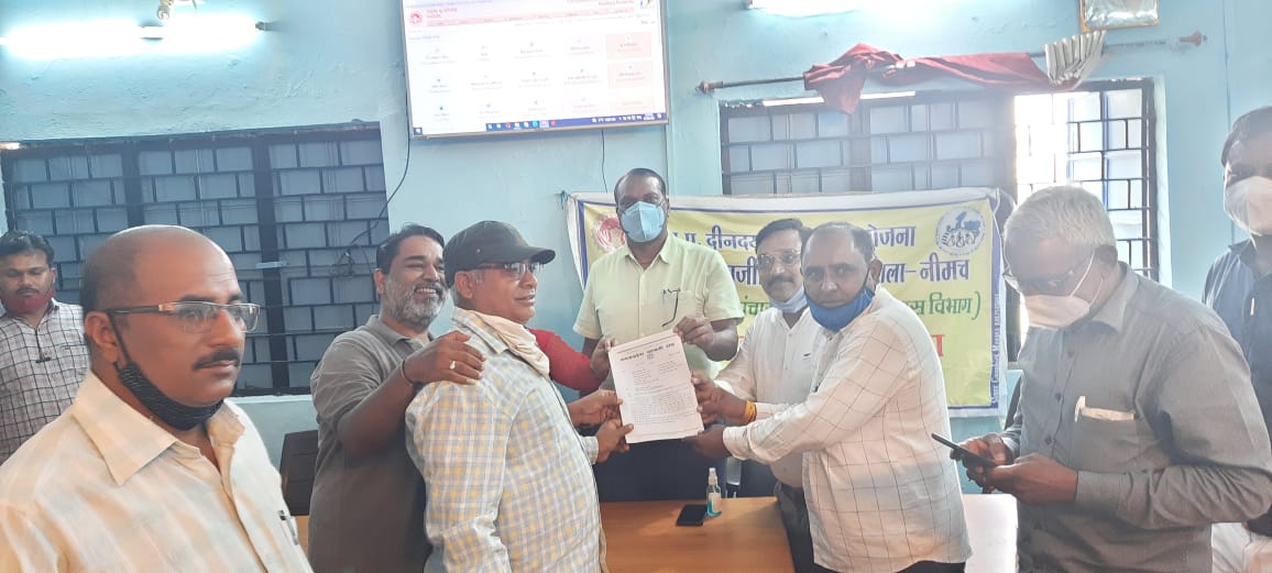 पटवारी संघ द्वारा आगामी आन्दोलन के सम्बंध में तहसील मनासा में ज्ञापन दिया गया
#mppatwarisangh
#2800gp
<a href="/mppatwarisangh/">मध्यप्रदेश पटवारी संघ भोपाल</a> 
<a href="/Upendra97450567/">Upendra Singh Baghel</a> 
<a href="/PROJSNeemuch/">PRO JS Neemuch</a> 
<a href="/collectornemuch/">Collector Neemuch</a>
@sdmmanasa
@maru_aniruddha