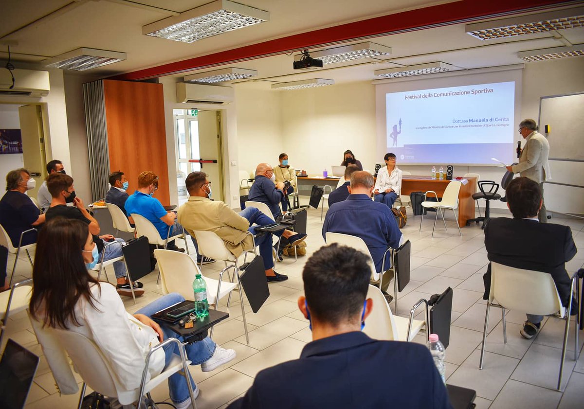 SportSapienza's tweet photo. 🎙️Oggi a #SapienzaSport l'ultima giornata della 3^ edizione del Festival della Comunicazione Sportiva: il think tank ha preceduto la tavola rotonda con il mondo accademico, imprenditoriale e sportivo.

🔥 A conclusione dell'evento l'accensione della Fiaccola della Minerva. https://t.co/d2yQX4NAVt