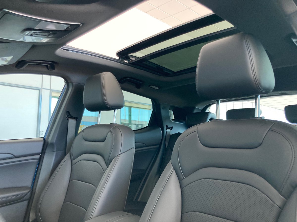 Ya contamos con nuestro primer <a href="/dfskspain/">DFSK</a> SERES 3, un SUV cargado de argumentos para convertirse en uno de los coches 100% eléctricos más populares. Con autonomía de 329km, carga rápida de 30min, motor de 160cv/300Nm.
Prueba en  video 👉 motor.es/pruebas-coches…