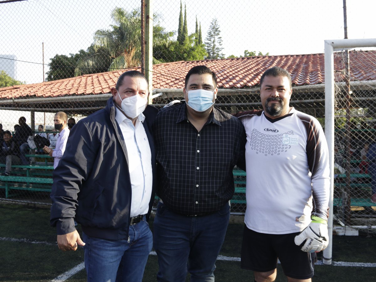 LaloLomeli__'s tweet photo. Agradezco a los papás servidores públicos y al Sindicato de Servidores Públicos en el Ayuntamiento de Guadalajara, a su Secretario General, @SindicatoLeo, hacerme parte del Torneo de Fútbol 5ª Edición de Parques y Jardines en el marco del Día del Padre. https://t.co/yFszBfRtgG