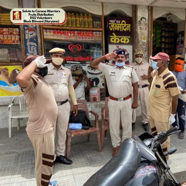 JassiIn96381318's tweet photo. #SaluteToCoronaWarriors
#IndiaFightsCorona 
#Humanity
#DeraSachaSauda
#SaintDrMSG
#BabaRamRahim
Under the pious guidance of Saint Dr.@Gurmeetramrahim Ji Insan, they are saluting these corona warriors, providing them refreshment, and supporting their services. https://t.co/k9LbGC1EkR
