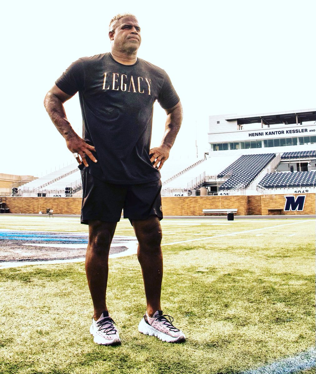 CoachLT33's tweet photo. I don’t predict futures...I create them.
#ItsMyTime #Completeplayersinc #DLtraining #comegetdiswork https://t.co/mCK78E52DQ